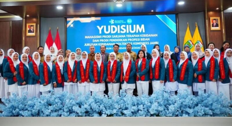 Wakil Bupati Tebo Nazar Efendi berfoto bersama seluruh peserta Yudisium Mahasiswa Program Profesi Bidan dan Sarjana Terapan Kebidanan di Pendopo Rumah Dinas Bupati Tebo.(poto: jambiprima.com).