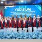 Wakil Bupati Tebo Nazar Efendi berfoto bersama seluruh peserta Yudisium Mahasiswa Program Profesi Bidan dan Sarjana Terapan Kebidanan di Pendopo Rumah Dinas Bupati Tebo.(poto: jambiprima.com).