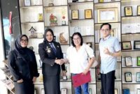 Kanwil Kemenkum Jambi menyerahkan penegasan status WNI Herlina.(poto: jamberita.com).