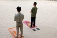 ua santri melaksanakan sholat Dhuha di halaman pesantren sebagai bagian dari pembinaan kedisiplinan dan hukuman yang bersifat mendidik.(poto: jambiprima.com).