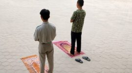 ua santri melaksanakan sholat Dhuha di halaman pesantren sebagai bagian dari pembinaan kedisiplinan dan hukuman yang bersifat mendidik.(poto: jambiprima.com).