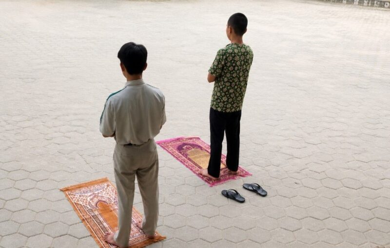 ua santri melaksanakan sholat Dhuha di halaman pesantren sebagai bagian dari pembinaan kedisiplinan dan hukuman yang bersifat mendidik.(poto: jambiprima.com).