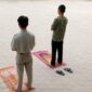 ua santri melaksanakan sholat Dhuha di halaman pesantren sebagai bagian dari pembinaan kedisiplinan dan hukuman yang bersifat mendidik.(poto: jambiprima.com).