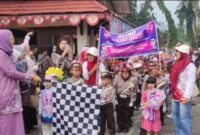 Bunda PAUD Merangin Hj Lavita Syukur melepas pawai HAN ke-41 dan HUT ke-81 RI, Kamis (13/8).(poto: istimewa).