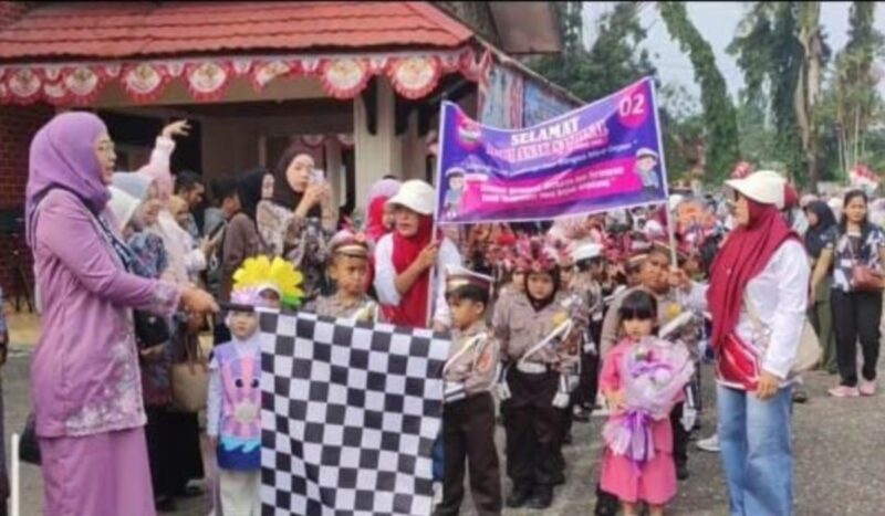 Bunda PAUD Merangin Hj Lavita Syukur melepas pawai HAN ke-41 dan HUT ke-81 RI, Kamis (13/8).(poto: istimewa).