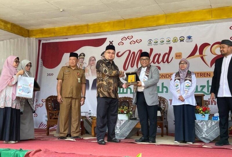 Prof. Kasful Anwar menerima plakat usai menjadi narasumber Seminar Nasional Milad ke-49 Ponpes Diniyyah Al Azhar Jambi.(poto: jambiprima.com).