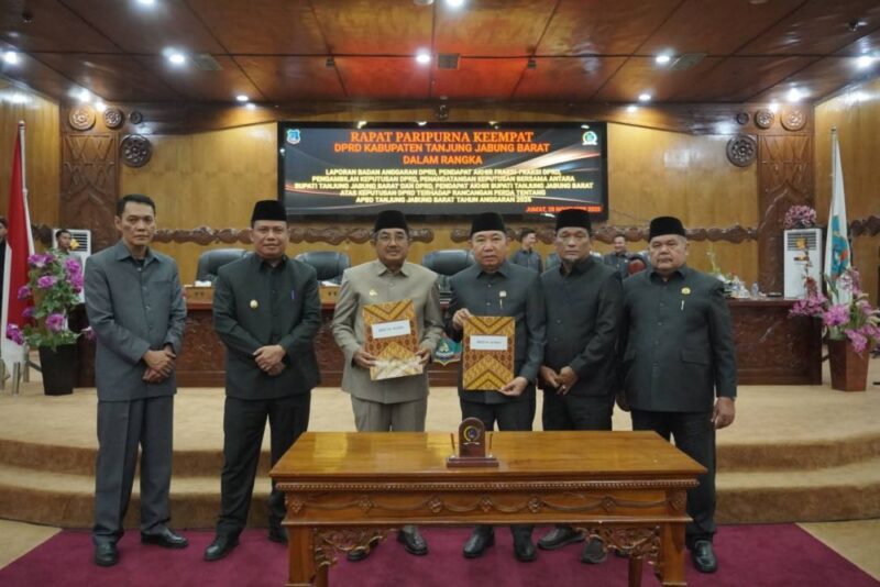 Bupati Tanjung Jabung Barat, Drs. H. Anwar Sadat, M.Ag.(poto: jamberita.com).