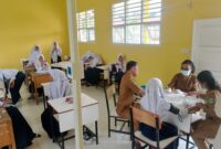 Tenaga medis menggelar layanan skrining kesehatan siswa tebo.(poto: jambiprima.com).