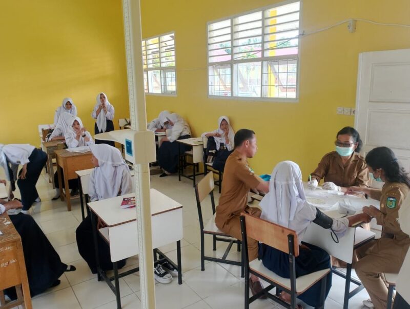 Tenaga medis menggelar layanan skrining kesehatan siswa tebo.(poto: jambiprima.com).
