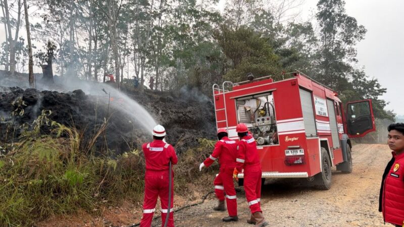 Dua hari berselang, Sabtu (22/8), tim kembali memadamkan kebakaran di Jalan Lintas Sumatera KM 34 dan kawasan SMA 5 Bajubang, Kabupaten Batanghari.(poto: jamberita.com).