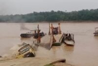 Satu unit mobil truk dan alat berat jenis beko loader terjun ke Sungai Batanghari di dermaga penyeberangan ponton PT Makin Grup, Kecamatan Tebo Ilir, Kabupaten Tebo, Minggu (9/8/2026).(poto: jambiprima.com).