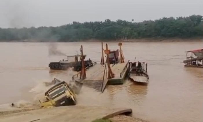 Satu unit mobil truk dan alat berat jenis beko loader terjun ke Sungai Batanghari di dermaga penyeberangan ponton PT Makin Grup, Kecamatan Tebo Ilir, Kabupaten Tebo, Minggu (9/8/2026).(poto: jambiprima.com).