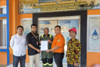 SKK Migas PetroChina International Jabung Ltd menyerahkan bantuan APD karhutla Tanjab Timur kepada Badan Penanggulangan Bencana Daerah.(poto: istimewa).