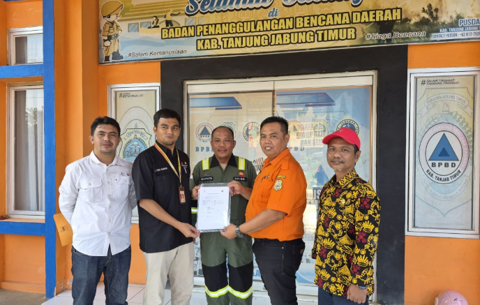 SKK Migas PetroChina International Jabung Ltd menyerahkan bantuan APD karhutla Tanjab Timur kepada Badan Penanggulangan Bencana Daerah.(poto: istimewa).
