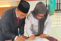 Rektor Universitas Islam Tebo Dr. Nurhuda, S.Pd., M.Pd. dan Ketua KPU Kabupaten Tebo Atiul Fuadiyah menandatangani MoU kerja sama di Aula KPU Kabupaten Tebo, Senin (3/8/2026).(poto: jambiprima.com).