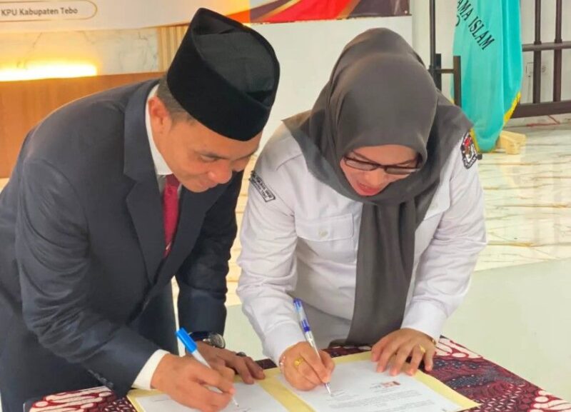 Rektor Universitas Islam Tebo Dr. Nurhuda, S.Pd., M.Pd. dan Ketua KPU Kabupaten Tebo Atiul Fuadiyah menandatangani MoU kerja sama di Aula KPU Kabupaten Tebo, Senin (3/8/2026).(poto: jambiprima.com).