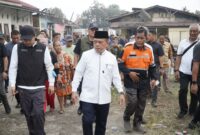 Gubernur Jambi Al Haris meninjau langsung lokasi kebakaran Cempaka Putih di Kecamatan Jelutung, Kota Jambi, Minggu (30/8/2026).(poto: jamberita.com).