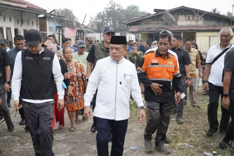 Gubernur Jambi Al Haris meninjau langsung lokasi kebakaran Cempaka Putih di Kecamatan Jelutung, Kota Jambi, Minggu (30/8/2026).(poto: jamberita.com).