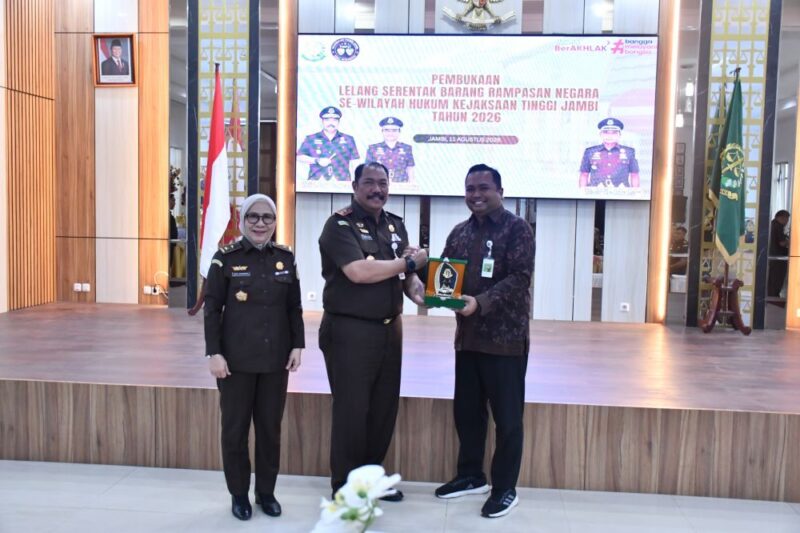 Kepala Kejaksaan Tinggi Jambi Sugeng Hariadi, S.H., M.H(tengah).(poto: jamberita.com).
