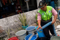 Manajemen Perumdam Tirta Mayang menyediakan armada mobil tangki untuk mendistribusikan bantuan air minum.(poto: jambilink.id).