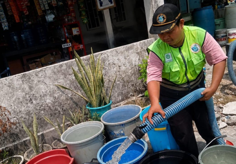 Manajemen Perumdam Tirta Mayang menyediakan armada mobil tangki untuk mendistribusikan bantuan air minum.(poto: jambilink.id).