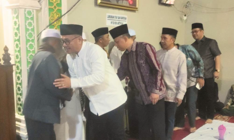 Wali Kota Sungai Penuh Alfin SH menghadiri acara Maulid Nabi Kota Sungai Penuh 1448 Hijriah di Masjid Baitul Naim, Desa Kumun Mudik, Sabtu (29/8).(poto: dorlanhikmah.com).