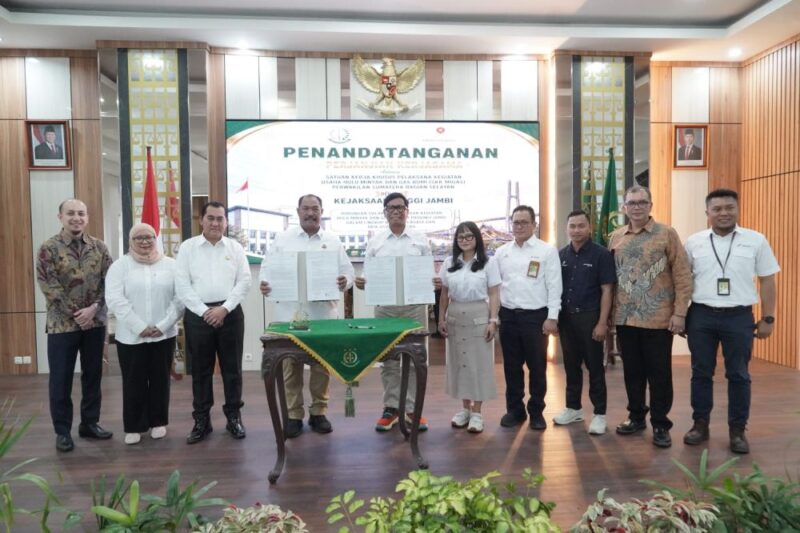 Kejaksaan Tinggi Jambi dan SKK Migas Sumbagsel resmi menandatangani perjanjian kerjasama hukum hulu migas di Aula Kejati Jambi, Senin (3/8/2026).(poto: jamberita.com).