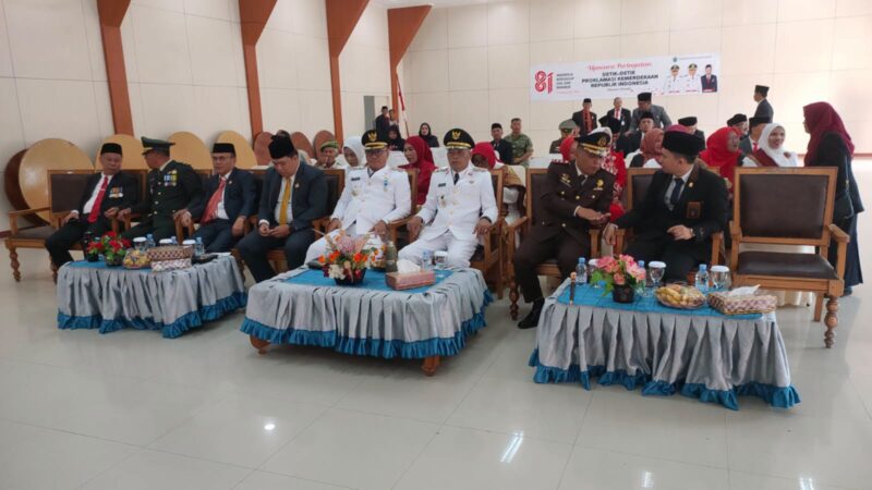 Wali Kota Sungai Penuh Alfin, SH, mengikuti Upacara Detik-Detik Proklamasi Kemerdekaan Republik Indonesia ke-81 secara virtual dari Gedung Nasional.(poto: istimewa).