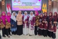 Ketua GOW Kabupaten Tebo Ny. Nur Chasanah Nazar bersama pengurus dan anggota organisasi wanita berfoto bersama usai pertemuan.(poto: jambiprima.com).