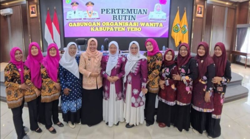 Ketua GOW Kabupaten Tebo Ny. Nur Chasanah Nazar bersama pengurus dan anggota organisasi wanita berfoto bersama usai pertemuan.(poto: jambiprima.com).
