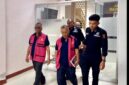 Penyidik Kejaksaan Tinggi Jambi menyerahkan dua tersangka kasus korupsi jalan Ujung Jabung beserta barang bukti.(poto: jamberita.com).