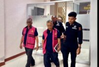 Penyidik Kejaksaan Tinggi Jambi menyerahkan dua tersangka kasus korupsi jalan Ujung Jabung beserta barang bukti.(poto: jamberita.com).