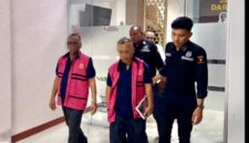 Penyidik Kejaksaan Tinggi Jambi menyerahkan dua tersangka kasus korupsi jalan Ujung Jabung beserta barang bukti.(poto: jamberita.com).