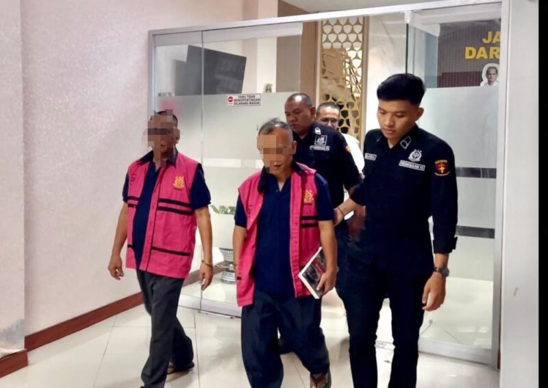 Penyidik Kejaksaan Tinggi Jambi menyerahkan dua tersangka kasus korupsi jalan Ujung Jabung beserta barang bukti.(poto: jamberita.com).