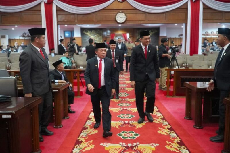 Gubernur Jambi Al Haris nonton bersama Pidato Presiden RI terkait RUU APBN 2027 di Ruang Utama Sidang DPRD Provinsi Jambi pada Jumat (14/08/2026).(poto: jamberita.com).