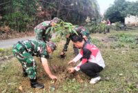 Personel Satgas TMMD Kodim Bute menggandeng masyarakat Desa Tanjung Agung untuk menggelar aksi penghijauan lingkungan pada Sabtu (8/8/2026).(poto: jambiprima.com).
