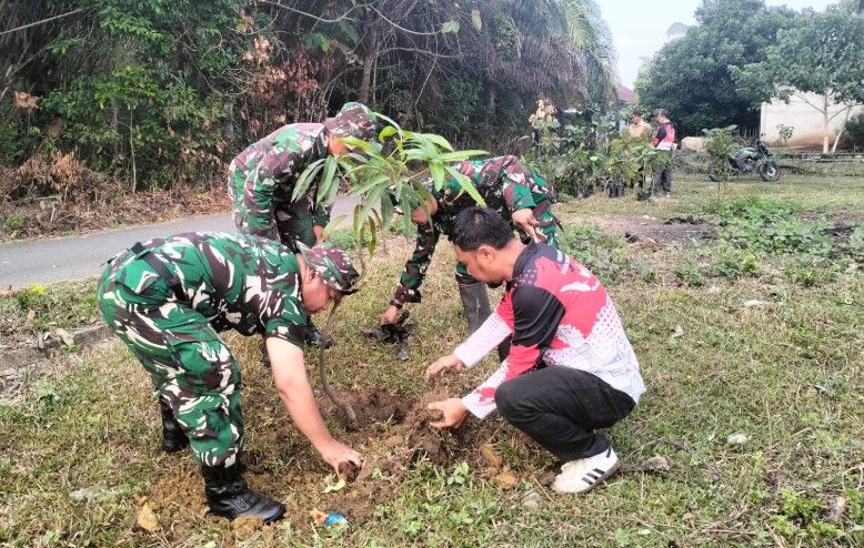Personel Satgas TMMD Kodim Bute menggandeng masyarakat Desa Tanjung Agung untuk menggelar aksi penghijauan lingkungan pada Sabtu (8/8/2026).(poto: jambiprima.com).