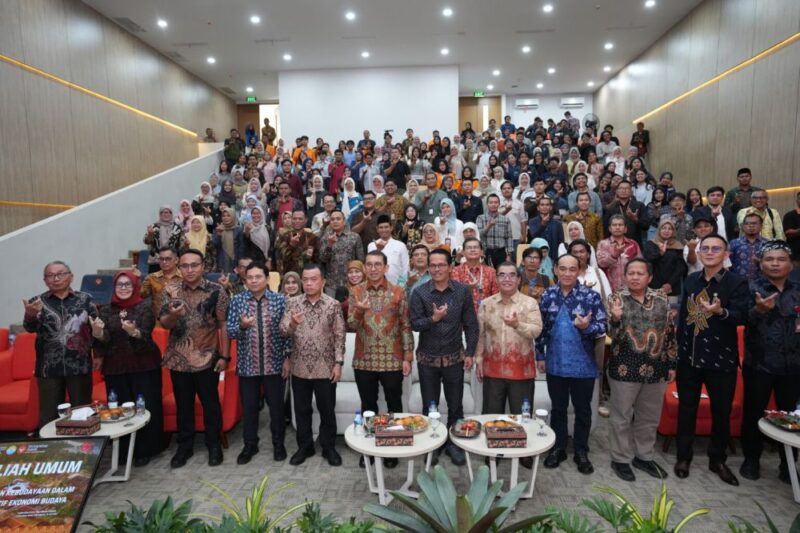 Forum ilmiah yang berlangsung di Auditorium Graha Singadekane Kampus UNJA Telanaipura ini menghadirkan Menteri Kebudayaan Republik Indonesia Prof. (Hon.). Dr. Fadli Zon, M.Sc.(poto: jamberita.com).