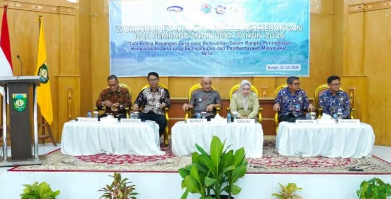 Bupati Bungo H. Dedy Putra bersama Wakil Ketua Komite IV DPD RI Dra. Elviana, M.Si duduk di barisan depan saat mengikuti Workshop Evaluasi Pengelolaan Keuangan dan Pembangunan Desa Tahun 2026.(poto: jambiprima.com).