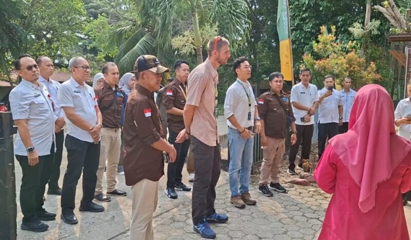 Wakil Bupati Merangin A Khafidh mendampingi dua evaluator UNESCO Global Geopark meninjau Pusat Informasi Geopark Merangin-Jambi pada Rabu (12/8).(poto: meranginkab.go.id).