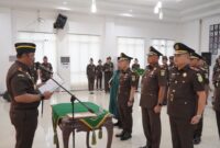 Kepala Kejaksaan Tinggi Jambi Sugeng Hariadi memimpin pelantikan pejabat Kejati Jambi di Aula Kejaksaan Tinggi Jambi, Selasa (18/8/2026).(poto: jamberita.com).