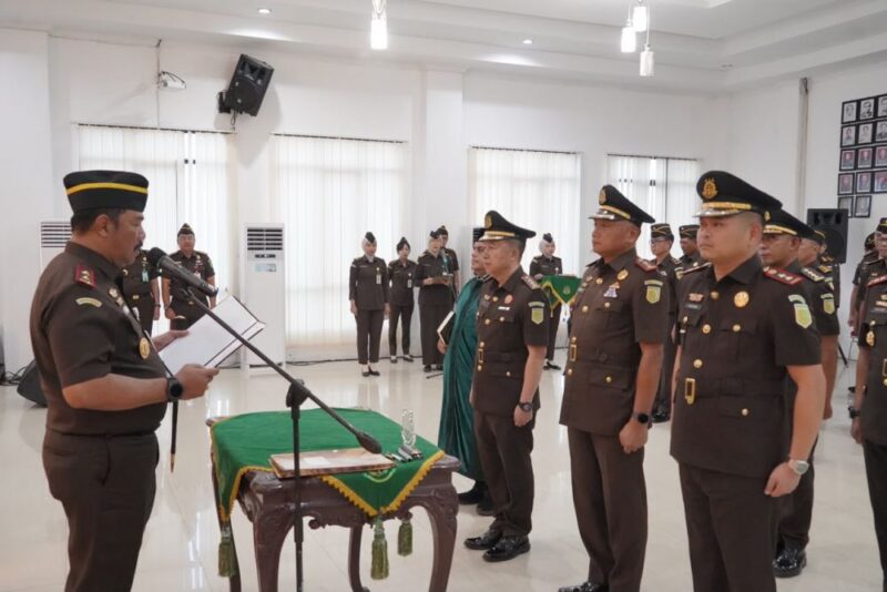 Kepala Kejaksaan Tinggi Jambi Sugeng Hariadi memimpin pelantikan pejabat Kejati Jambi di Aula Kejaksaan Tinggi Jambi, Selasa (18/8/2026).(poto: jamberita.com).
