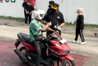 Kejaksaan Tinggi Jambi menggelar aksi sosial dengan membagikan masker gratis kejati jambi kepada pengguna jalan di wilayah Kota Jambi, Jumat (28/8/2026).(poto: istimewa).