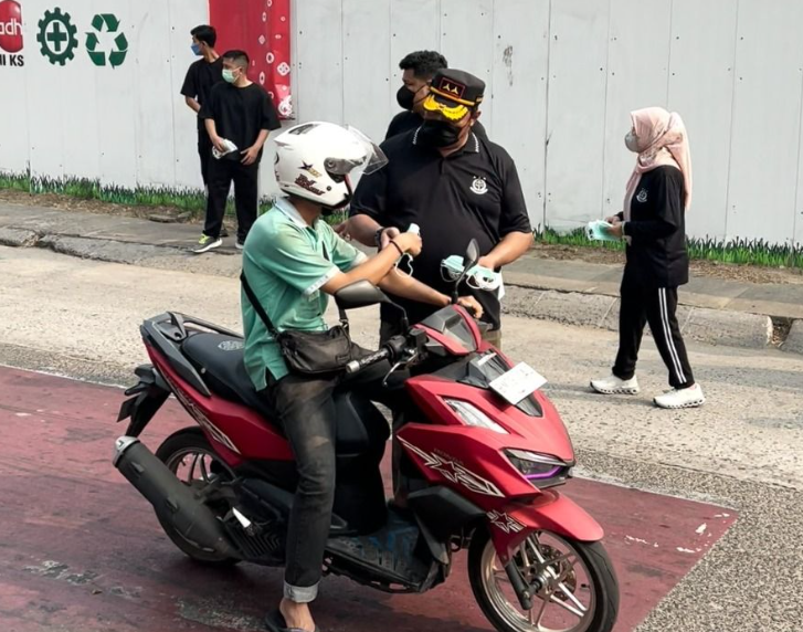 Kejaksaan Tinggi Jambi menggelar aksi sosial dengan membagikan masker gratis kejati jambi kepada pengguna jalan di wilayah Kota Jambi, Jumat (28/8/2026).(poto: istimewa).