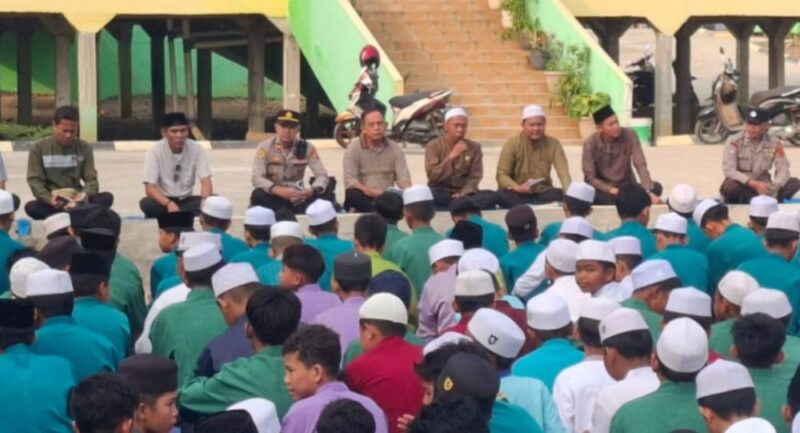 Jajaran kepolisian memberikan edukasi kamtibmas Polsek Pelayangan kepada ratusan siswa SMP Negeri 3 Kota Jambi, Kelurahan Tengah, Kecamatan Pelayangan, Jumat (7/8/2026).(poto: jamiprima.com).