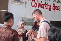Dua evaluator UNESCO Geopark Merangin terpikat oleh ragam kerajinan tangan khas Kabupaten Merangin pada Rabu (12/8).(poto: meranginkab.go.id).