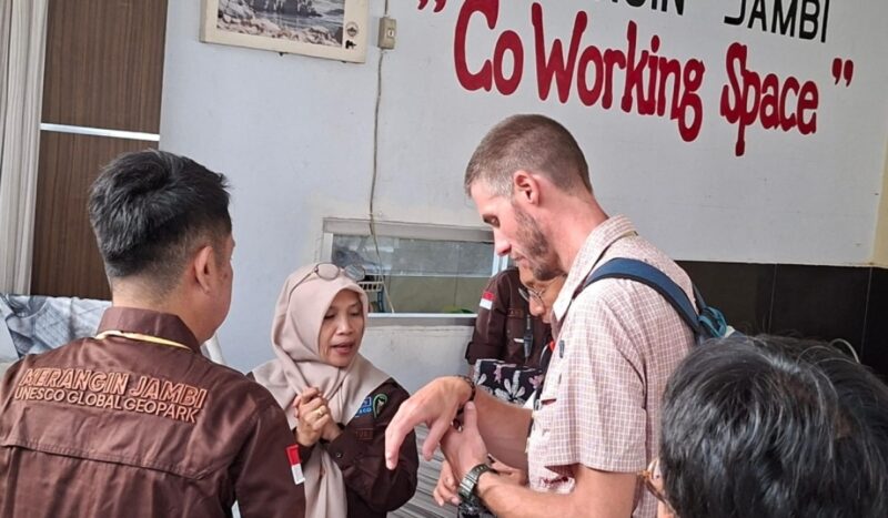 Dua evaluator UNESCO Geopark Merangin terpikat oleh ragam kerajinan tangan khas Kabupaten Merangin pada Rabu (12/8).(poto: meranginkab.go.id).