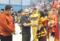 Bupati Bungo menyerahkan trofi kepada Tim Marching Band Bahana Syahdu MTsN 7 Bungo.(poto: jambiprima.com).