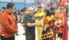 Bupati Bungo menyerahkan trofi kepada Tim Marching Band Bahana Syahdu MTsN 7 Bungo.(poto: jambiprima.com).