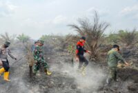 Tim gabungan bergerak cepat memperkuat penanganan Karhutla Muaro Jambi secara bersama-sama di lokasi kebakaran.(poto: jamberita.com).
